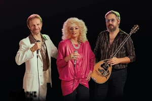 Καμία έκπληξη: Ο Θοδωρής Φέρρης γίνεται viral με το νέο άλμπουμ του, "Όσο Θα Γυρίζει Η Γη" - εικόνα 1