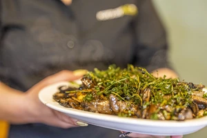 Μια ταβέρνα στο Γαλάτσι κάνει την προβατίνα great again - εικόνα 6