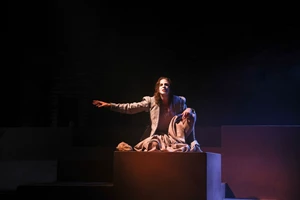 "Το ξενοδοχείο η νύχτα που πέφτει": Έργο του Νάνου Βαλαωρίτη στο Δημοτικό Θέατρο Πειραιά - εικόνα 6