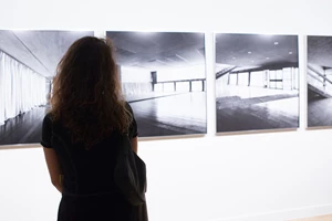 "Χείμαρροι ζωής": Η ζωγραφική του βλέμματος στα έργα της Ελέσας Αντύπα - εικόνα 1