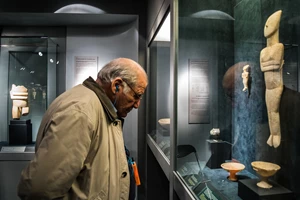 Τα "Outer Space" ζωγραφικά και κεραμικά έργα του Θανάση Μυλωνά - εικόνα 1