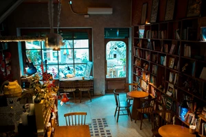 Στην Ιπποκράτους υπάρχει ένα café που είναι και μανάβικο - εικόνα 9
