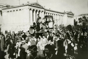 Τα σκηνοθετημένα αυτοπορτραίτα του Θοδωρή Βρανά ταξιδεύουν στα Κύθηρα - εικόνα 5