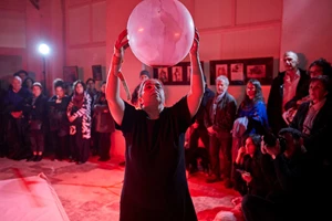 Στο "Ποιητικό Κράτος", ο Σαμσών Ρακάς χτίζει μία δημοκρατία όπου οι μειοψηφίες δεν υποφέρουν - εικόνα 3