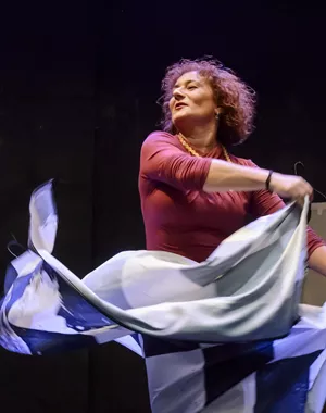 Τα πέντε μαύρα φορέματα