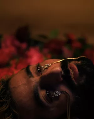 Κάπου περνούσε μια φωνή