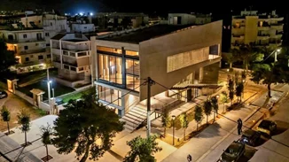 Στη Γλυφάδα, υπάρχει πλέον ένα εντυπωσιακό "αιωρούμενο" αμφιθέατρο