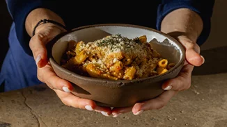 Γιατί ο "Cinapos" του Πάνου Ιωαννίδη είναι τόσο δημοφιλές εστιατόριο