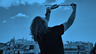 Ο Μάνος Πυροβολάκης ακροβατεί ανάμεσα στο Κρητικό τραγούδι και τη ροκ μουσική