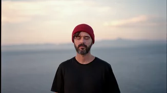 Ο Πέτρος Κλαμπάνης θέλει να βρίσκεται σε εγρήγορση και να αφήνει χώρο για το απρόβλεπτο