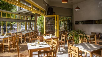 Τσικνοπέμπτη στο Αλάργα: Γλέντι και προβατίνα στην πλατεία Υμηττού