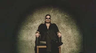 Ο Γιώργος Παπαγεωργίου σκηνοθετεί και ερμηνεύει το "1984": Ένα προσωπικό ταξίδι στον κόσμο του Όργουελ