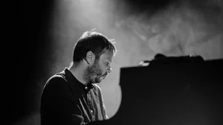 Το Theatre of the NO υποδέχεται το Spyros Manesis Trio