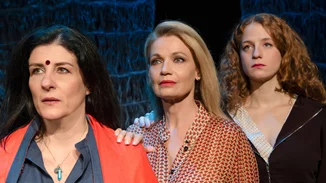 "Η πλεξούδα": Μια παράσταση-ωδή στη γυναικεία δύναμη