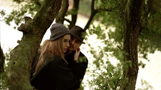 "Κίτρινο Φεγγάρι": Το έργο που μιλά για την ψυχική υγεία των νέων κάνει θεατρική πρεμιέρα στις 15 Ιανουαρίου