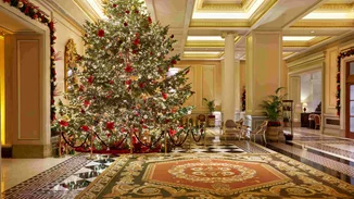 Εορταστικά μενού, απογευματινό τσάι και opera nights με την μεγαλοπρεπή υπογραφή της Μεγάλης Βρεταννίας