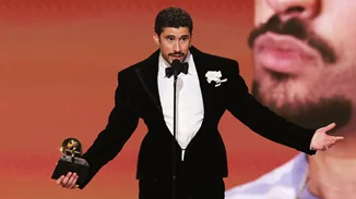 Grammy 2026: O Bad Bunny έγραψε ιστορία και η μουσική βιομηχανία αποφάσισε να σταματήσει να είναι "ουδέτερη"
