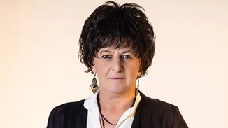 Γιατί "κυνηγούν οι Μέλισσες" τη Φωτεινή Βελεσιώτου