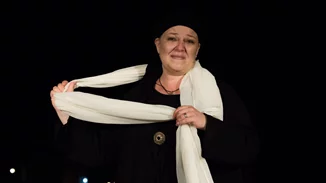 "Η κυρά της Ρω": Ένα θρυλικό πρόσωπο στη σκηνή για 9η χρονιά