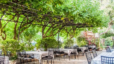 Στους Θρακομακεδόνες για μια ταβέρνα-έκπληξη (και με μαγική αυλή)