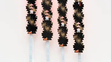 Τα απομεινάρια αποκτούν δεύτερη ζωή στην ατομική έκθεση της Ελένης Παπάζογλου