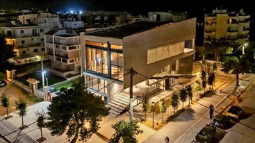 Στη Γλυφάδα, υπάρχει πλέον ένα εντυπωσιακό "αιωρούμενο" αμφιθέατρο