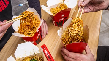 "Streetwok": Από το wok απευθείας στο κόκκινο κουτί