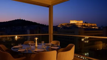 Video walkthrough: Η Ναταλία Δραγούμη απολαμβάνει δείπνο με θέα στο "Zale Rooftop Restaurant Bar"