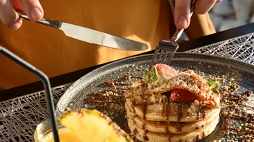 Στο "Poseidon Athens Hotel" για brunch με θέα στον Σαρωνικό