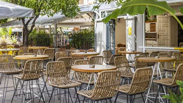 "Κίτρινη Γκαζόζα": Μια αυλή με vibe νησιού