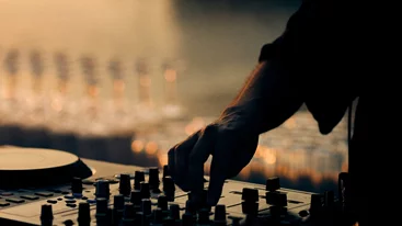 Το Bungalow 7 εγκαινιάζει τα Sunset Live Sessions