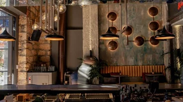 Πλατεία Αγίας Ειρήνης: ζωντανή και ξανανιωμένη και 8 στέκια που το αποδεικνύουν