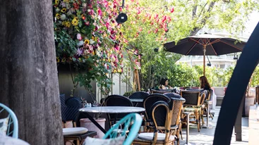 Για aperitivo στον ιμπρεσιονιστικό κήπο-έργο τέχνης του "Artisanal"