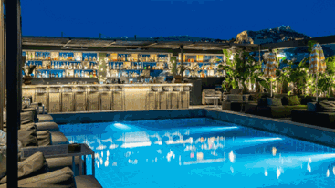 Ταράτσες, κήποι και αυλές: Τα εστιατόρια και μπαρ της πόλης που θα μας δροσίσουν για τα καλά