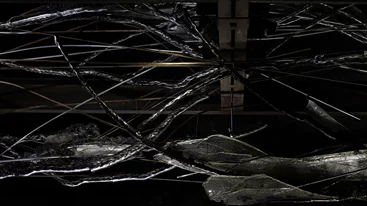 Η έκθεση "Athens Dies In Dreams At Sunrise" παρουσιάζεται σε ένα παλιό λατομείο στο λόφο του Φιλοπάππου