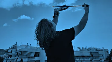 Ο Μάνος Πυροβολάκης ακροβατεί ανάμεσα στο Κρητικό τραγούδι και τη ροκ μουσική