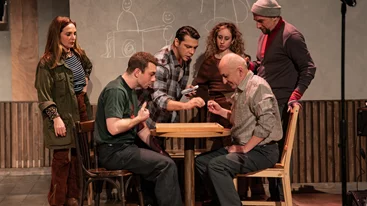 Δυο ή τρεις λόγοι που θέλουμε να δούμε κι άλλο από το νέο έργο του Ανέστη Αζά