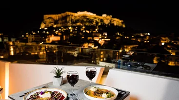 "Thea Terrace Bar & Restaurant": H Αθήνα στο πιάτο και τα Χριστούγεννα