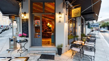 Το "Οινοπαντοπωλείο Χρυσομάλλης" προτείνει μοντέρνα μπιστρονομία στην καρδιά της Μεσσηνίας