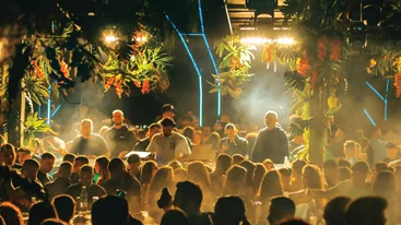 "Akanθus": Ατελείωτο clubbing δίπλα στο κύμα