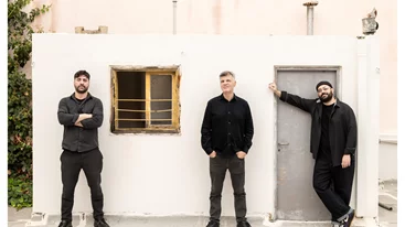 Ο Φοίβος Δεληβοριάς επιστρέφει σε ένα μουσικό threesome στο Κύτταρο