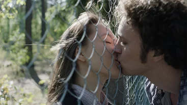 Soviet Jeans: Η μίνι σειρά- έκπληξη που καθήλωσε τους πάντες είναι τώρα στο Cinobo