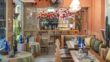 Video walkthrough: Η Ναταλία Δραγούμη απολαμβάνει εκλεκτές γεύσεις και κοκτέιλ στο "Azimouthio"