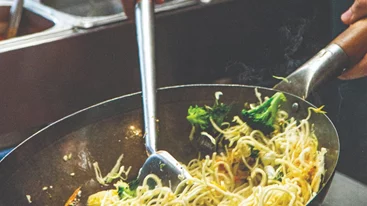 ''Street Wok'': Βόλτα στην Αθήνα με ένα red box στο χέρι