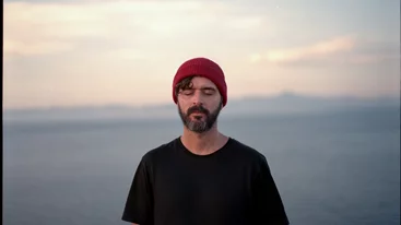 Ο Πέτρος Κλαμπάνης θέλει να βρίσκεται σε εγρήγορση και να αφήνει χώρο για το απρόβλεπτο