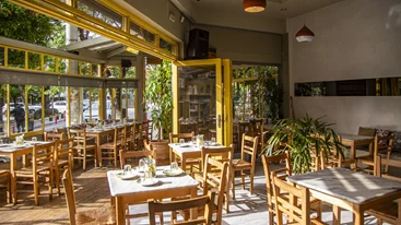 Τσικνοπέμπτη στο Αλάργα: Γλέντι και προβατίνα στην πλατεία Υμηττού