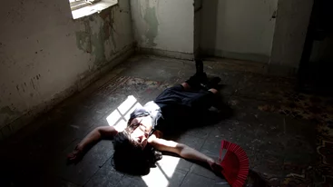 "Τυφλή, τυφλή φοράδα, πού πας;": Η Δέσποινα Σαραφείδου επιστρέφει με τον καθηλωτικό μονόλογο