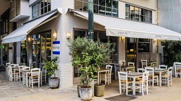 Καλαμάκι ή σουβλάκι; To "Kalamaki Bar" στο Κουκάκι δίνει την απάντηση