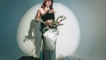 Η Καλλιόπη Μητροπούλου σε μια κινηματογραφική παρουσίαση δίσκου