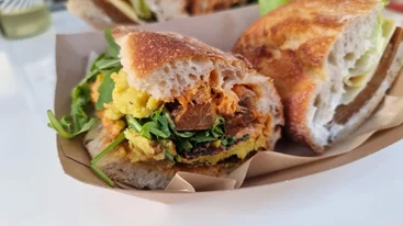 Kitsune Athens: Το vegan street food που έλειπε από τα Εξάρχεια